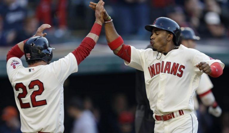 Indios ganan primer juego de la serie a Boston