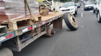 Hombre pierde la vida tras estallarle llanta que estaba reparando