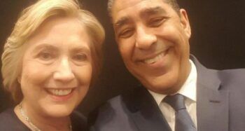 Clinton pide a la comunidad dominicana votar por ella