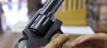 Hombre mata a tiros a esposo de su hija tras encontrarlo golpeándola