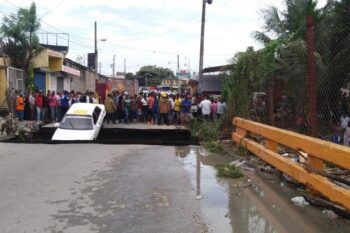 Se desploma parte de un puente en Los Guaricanos