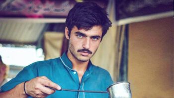 Un vendedor paquistaní de té se convierte en toda una sensación en Internet