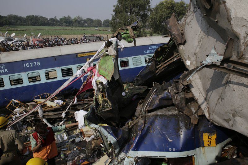 Se descarrila tren en la India y mueren 104 personas
