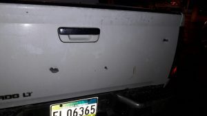 Parte trasera del vehículo de Medio Ambiente que fue baleado. 