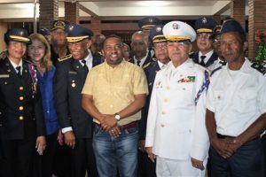 René Polanco junto a militares.