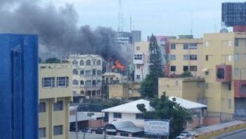 Incendio consume en estos momentos varias viviendas en el sector San Carlos