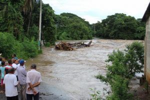 Varias comunidades continúan incomunicadas.