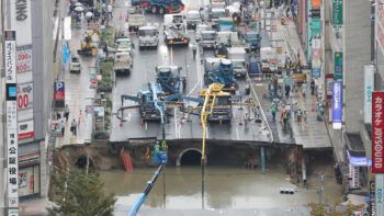 El sumidero gigante que Japón reparó en tiempo récord, Se está hundiendo de nuevo