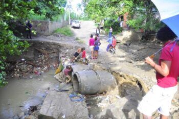 En Santiago Lluvias destruyen un puente y 14 casas 