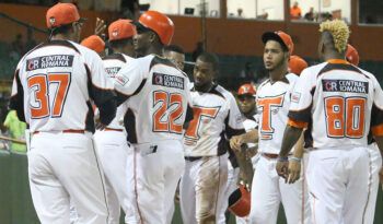 Los Toros del Este derrotaron  4 carreras por 2 a los Leones del Escogido