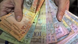 Ahora los billetes en Venezuela no se cuentan, se pesan