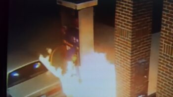 Hombre intenta matar araña con encendedor y provoca incendio en gasolinera (VIDEO)