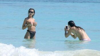 Emily Ratajkowski sin sosten