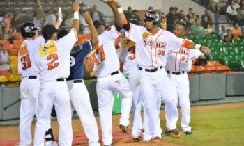 Gigantes vencen Leones y siguen firmes en la cima del béisbol dominicano