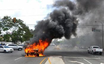 Muere quemado hombre chocó su vehículo contra obelisco del malecón de Santo Domingo