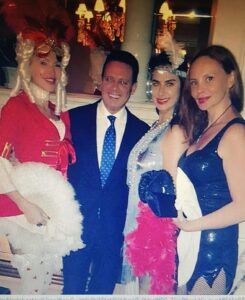 Así o Más Guapo lucen Luis Miguel @lmxlm 👀 Esta foto fue tomada El Sábado en Hotel Peninsula de Beverly Hills. Como siempre acompañado de Mujeres Bellas. #luismiguel #luismiguelisback #singer #soldemexico Que Les Parece? A poco no está Bello?