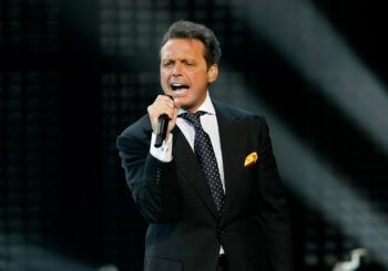 Luis Miguel apareció rodeado de bellas mujeres