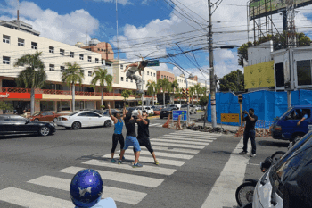 Venezolanos hacen malabarismo en semáforos de la capital para ganar dinero