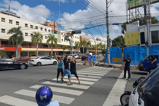 Venezolanos hacen malabarismo en semáforos de la capital para ganar dinero