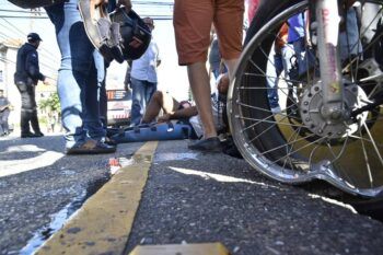 Accidente entre motocicletas deja cuatro personas heridas en la Abraham Lincoln