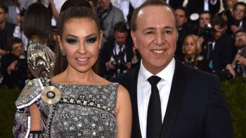 Thalía se “desmaya” tras dedicatoria de su esposo