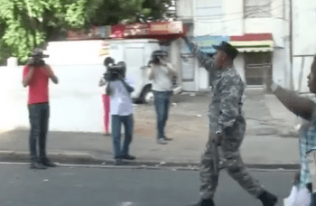 Policía pide “tani bol” en medio protestas UASD