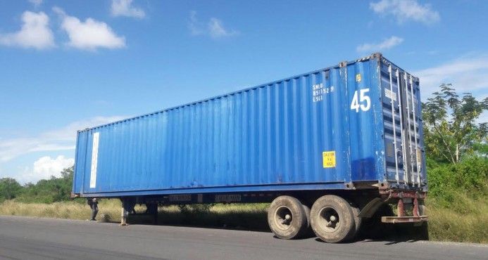 Roban furgón con 1,163 televisores en Boca Chica
