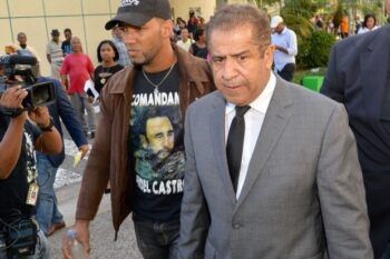 Percival Peña llega al Marcelino Velez a retirar el cuerpo de su hijo