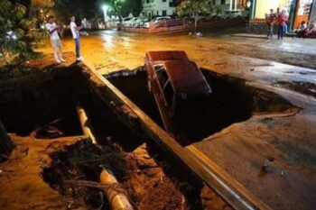 Cae carro en hoyo gigante que se abrió en calle de Santiago