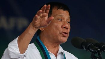 El presidente de Filipinas «tiró a criminales desde un helicóptero»