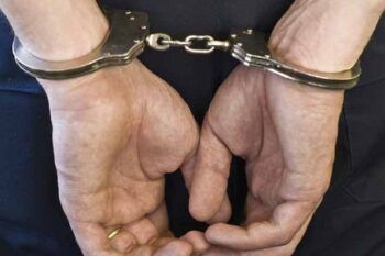 Apresan en Los Alcarrizos cuatro hombres robando un transformador que dejó un barrio a oscuras