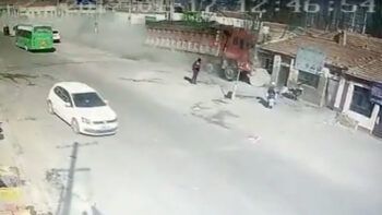 (VIDEO) Camión arrasa con varias casas en China