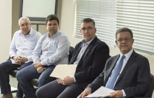 El ex presidente Leonel Fernández junto a Eric Rivero, presidente de Confenagro y dos directivos de esa entidad.