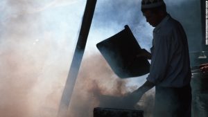 Una compañía de alimentos dijo que los productos falsificados eran vendidos usualmente a pequeños vendedores callejeros o vendedores mayoristas.