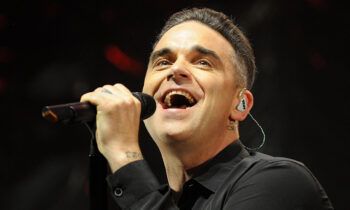 (VIDEO) A Robbie Williams le da asco saludar a sus fans