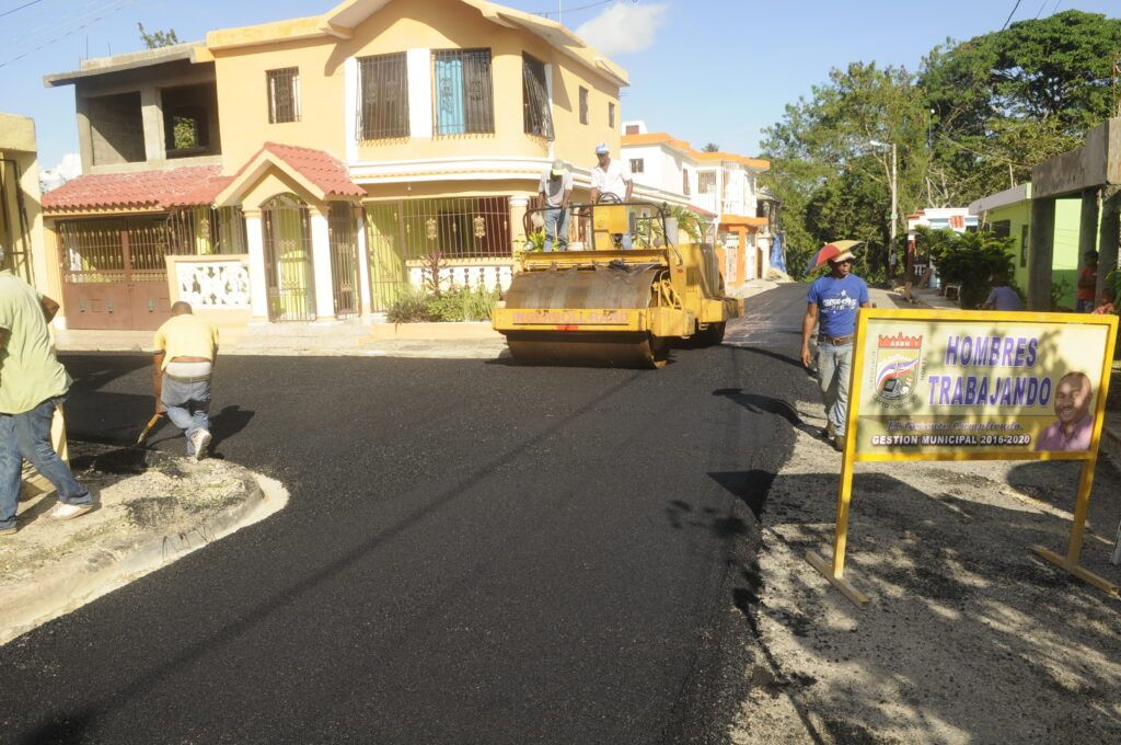Alcaldía Santo Domingo Norte continúa plan de asfaltado