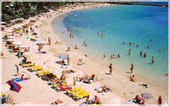 Boca Chica se llena de bañistas