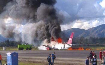(VIDEO) Se incendia avión en Peru