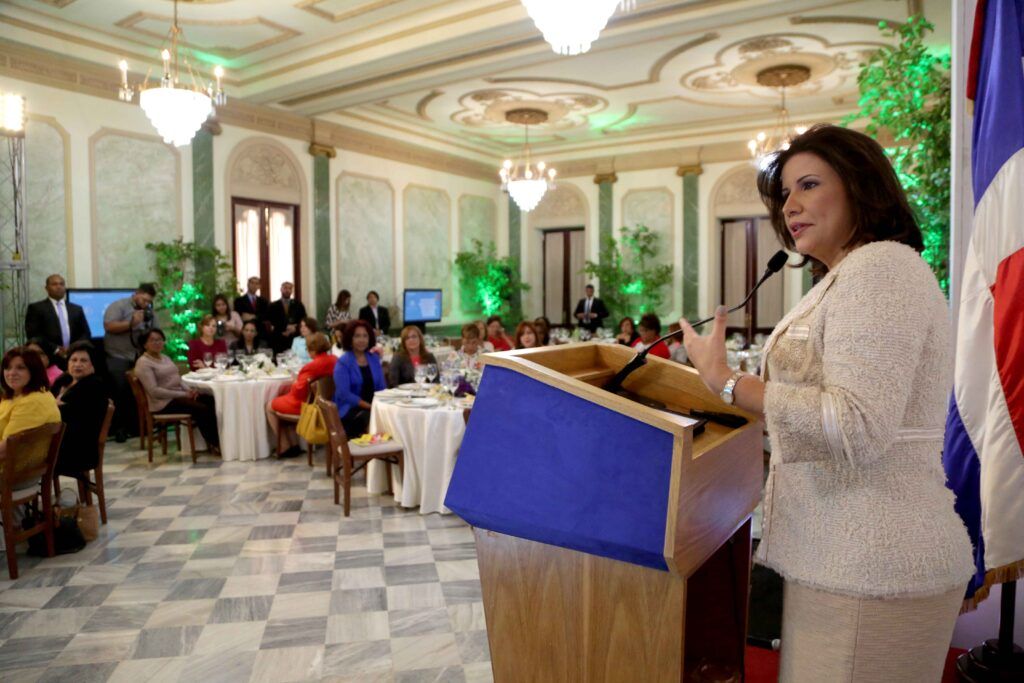 Ciudad Mujer y eliminar desigualdad salarial de género son prioridad en agenda, dice vicepresidenta