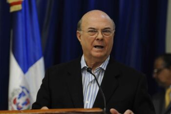 Hipólito Mejía recibe apoyo de decenas de abogados