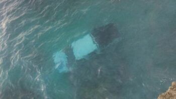 Se salva de milagro tras camioneta caer al mar Caribe