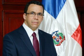 Ministro de Educación sufre caída