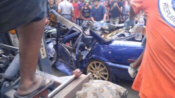 Muere hombre aplastado por furgón