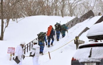 Avalancha mata a 8 estudiantes en Japón