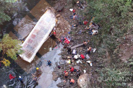 18 muertos en Panamá tras caer autobús a barranco