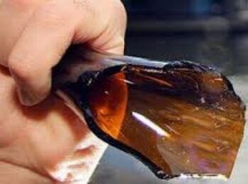 Mujer degüella a su pareja  con un casco de botella