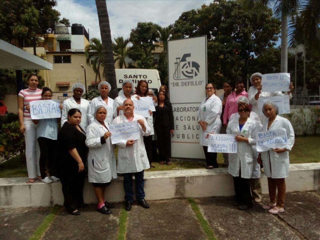 Farmacéuticos paralizan labores en laboratorio nacional.