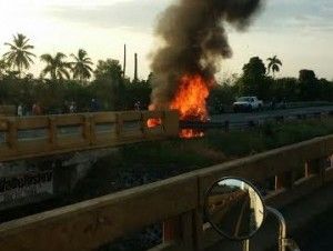 Muere hombre calcinado al incendiarse su vehiculo en la autopista Duarte 