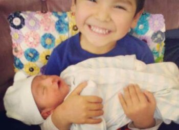 Niño hispano de 4 años muere ahorcado en una tienda 