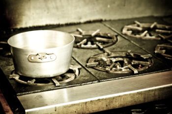 Mujer mata esposo tras discusión por lo malo que ella cocina